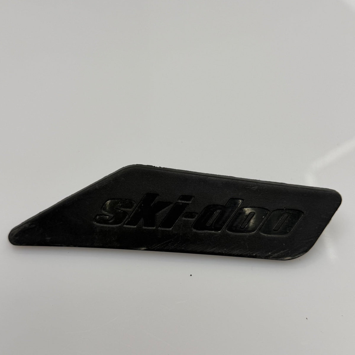 Peitelevy kuomuun oikea Ski-Doo, OEM 517306049 - Northern Sledparts Oy