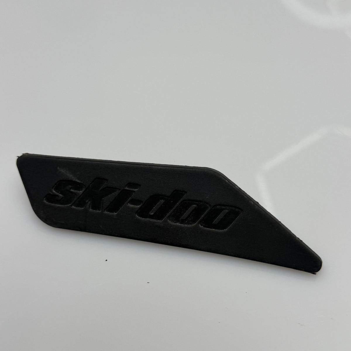 Peitelevy kuomuun vasen Ski-Doo, OEM 517306050 - Northern Sledparts Oy
