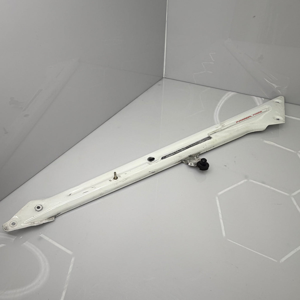 Rear cross member vasen, Gen4 valkoinen - Northern Sledparts Oy