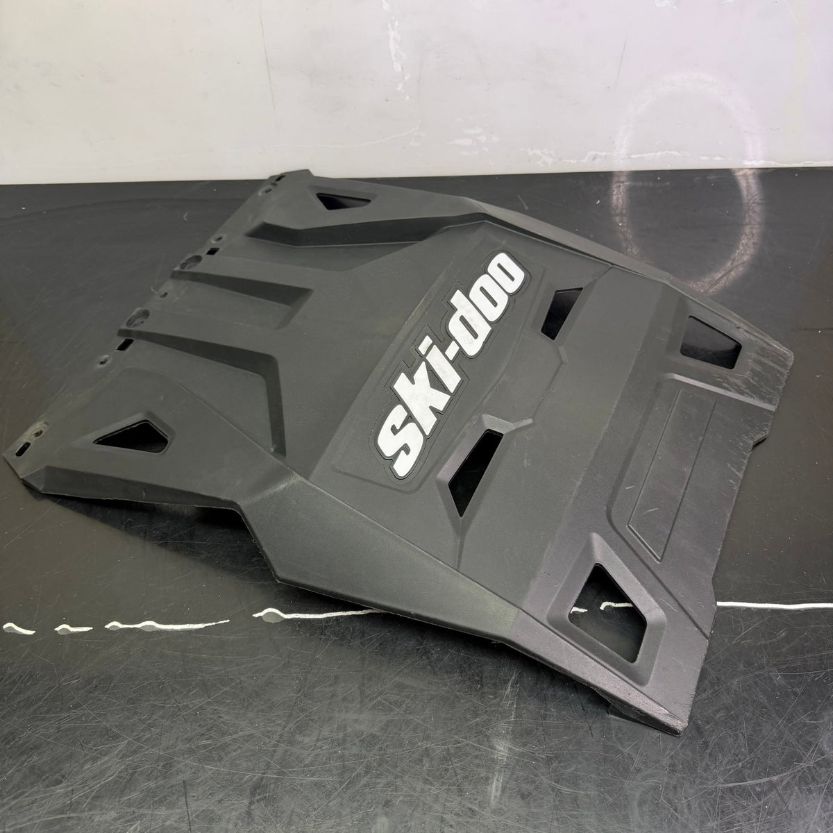 Roiskeläppä Ski-Doo Gen4 OEM 520001481 - Northern Sledparts Oy