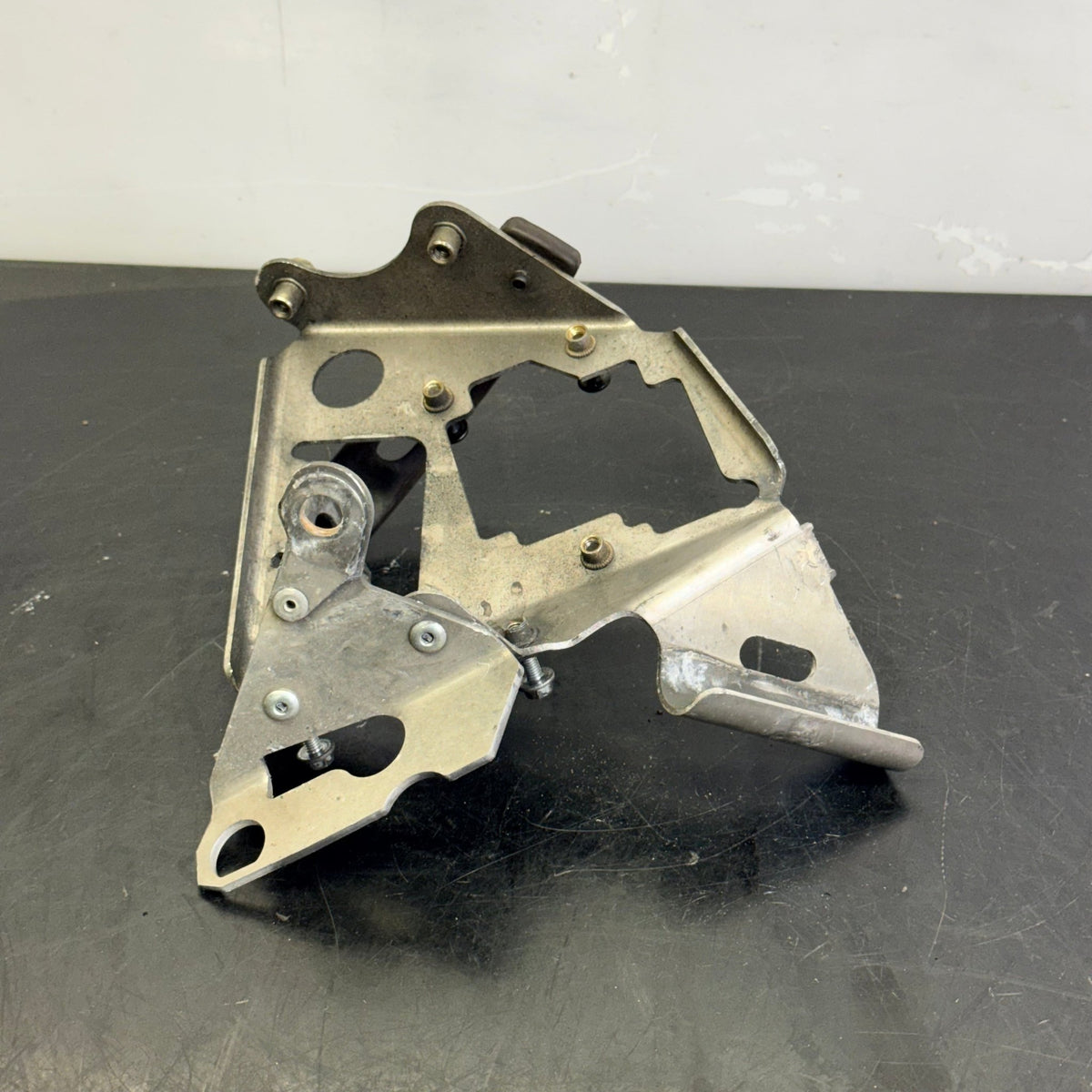 Sytytyspuolan ja RAVE-venttiilin servon kannatin Rotax 600 RS Lynx 512061276 - Northern Sledparts Oy