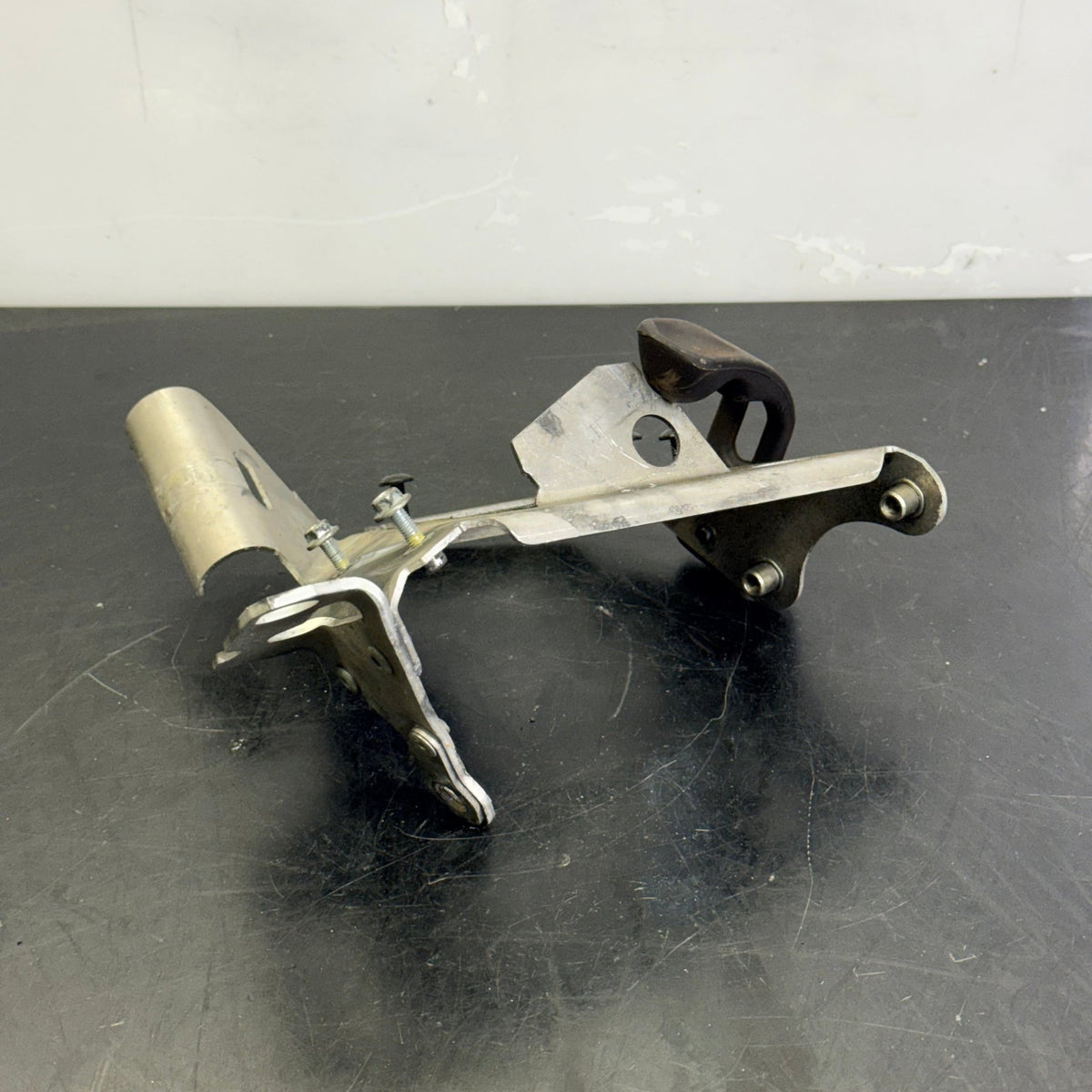 Sytytyspuolan ja RAVE-venttiilin servon kannatin Rotax 600 RS Lynx 512061276 - Northern Sledparts Oy