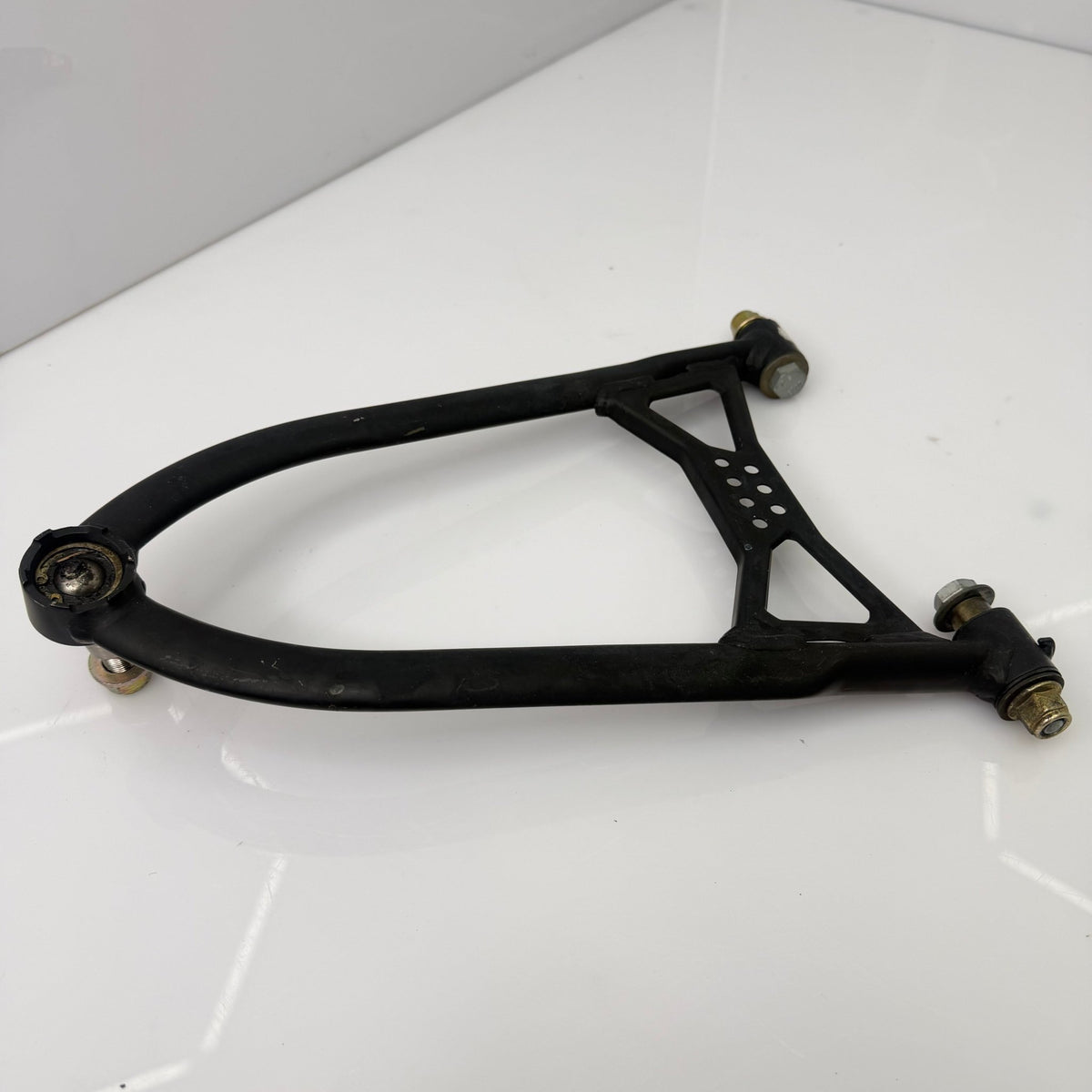 Vasen ylätukivarsi, musta Lynx Xtrim RE 800 ETEC 2016, OEM 505073588 - Northern Sledparts Oy