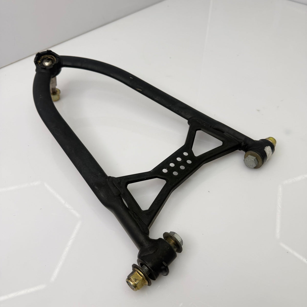 Vasen ylätukivarsi, musta Lynx Xtrim RE 800 ETEC 2016, OEM 505073588 - Northern Sledparts Oy